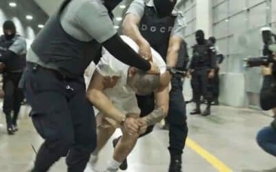Photo: The photo without a man identified by Jennifer Vásquez Sura as her husband, Kilmar Abrego García, is directed by force by the guards through the center of confinement of terrorism in Tecoluca, El Salvador.