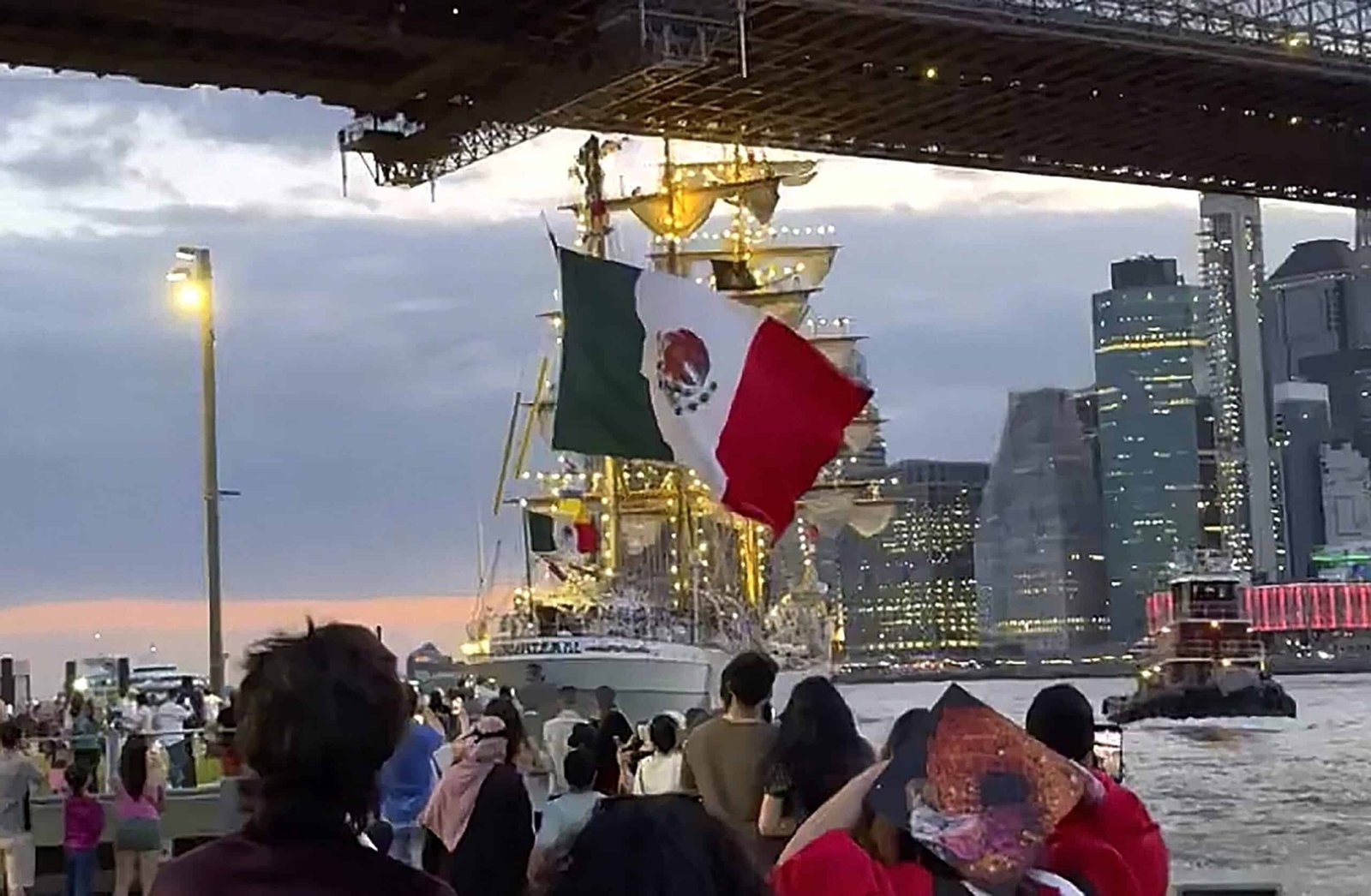 The Mexican Navy sailboat crashes against the Brooklyn bridge, at least 4 injured: officials