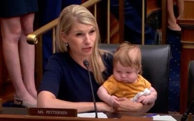 The representative Pettersen brings Baby Son while asking Fed's president at the audience