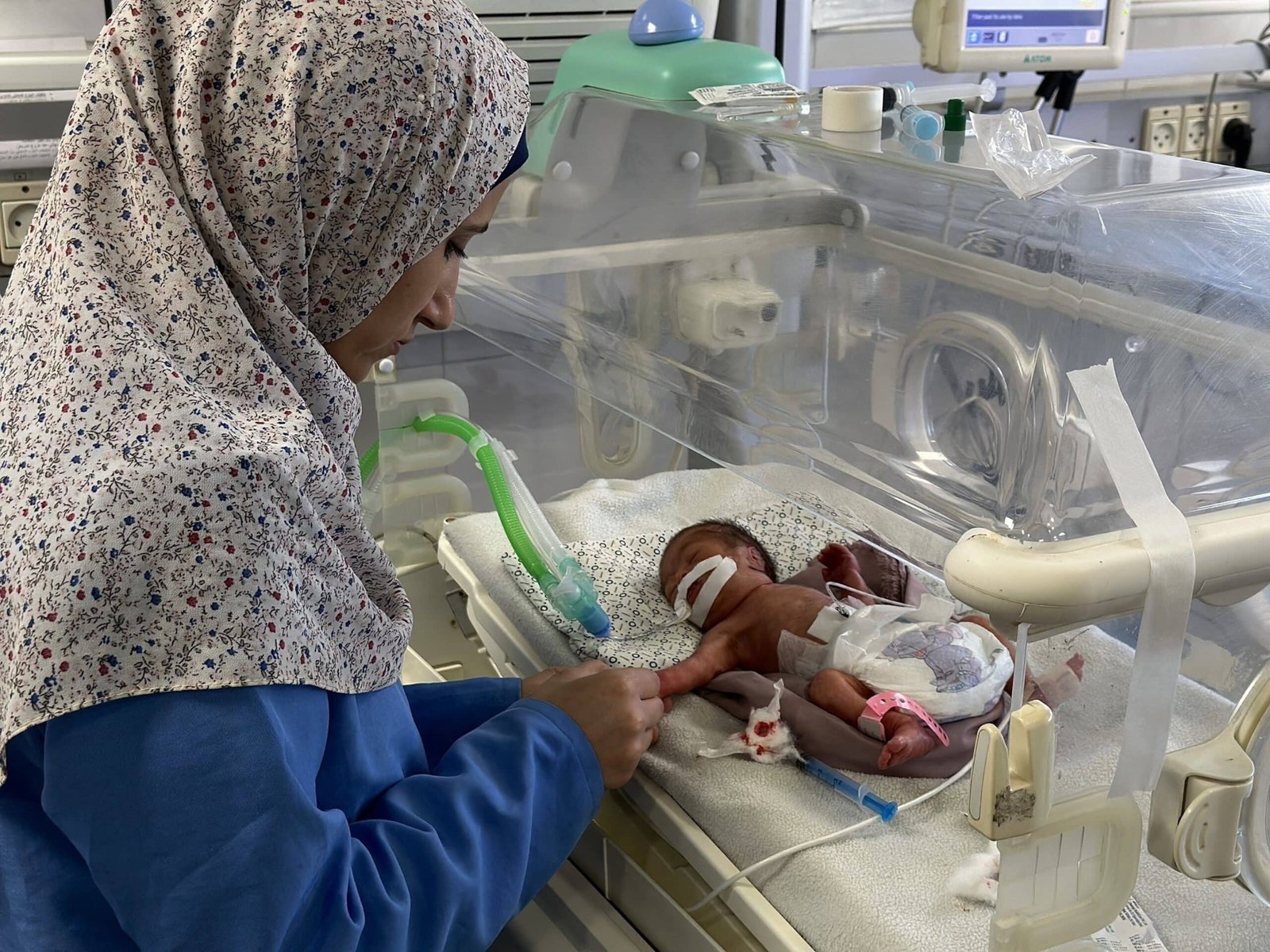 Within one of the last hospitals in operation of Gaza: how the staff at the Nasser hospital is fighting to keep people alive