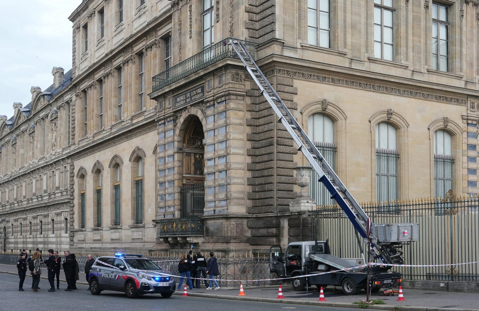 Louvre Museum closes after possible theft, says French minister