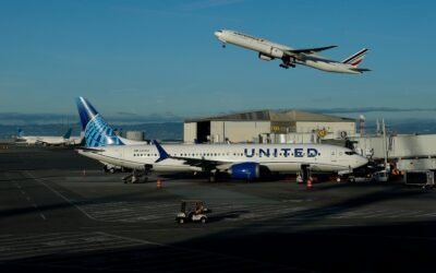 PHOTO: The FAA aims for 40 "High volume" US airports to cut flights amid government shutdown